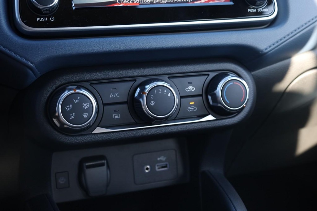 Nissan Versa Vehicle Image 13