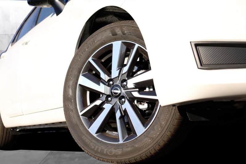 Nissan Versa Vehicle Image 03