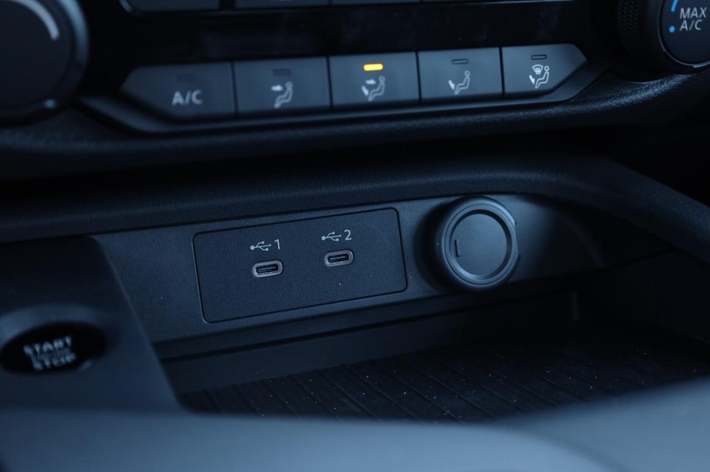 Nissan Sentra Vehicle Image 15