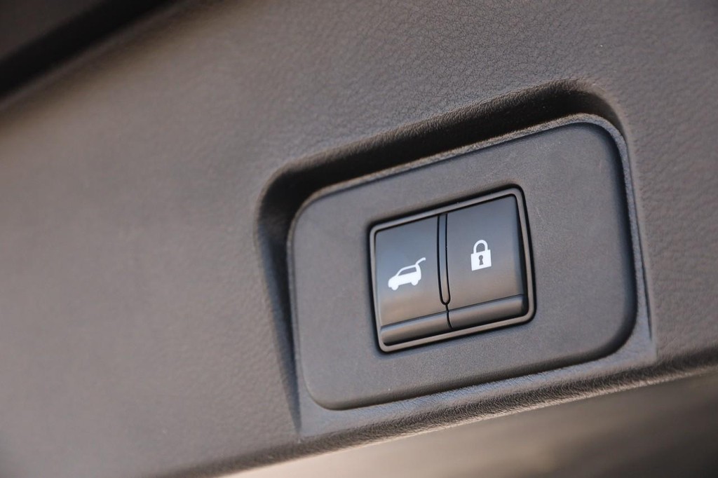 Nissan Rogue Vehicle Image 08