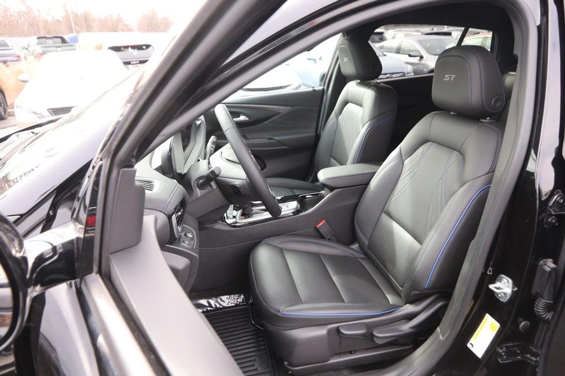 Buick Envista Vehicle Full-screen Gallery Image 8