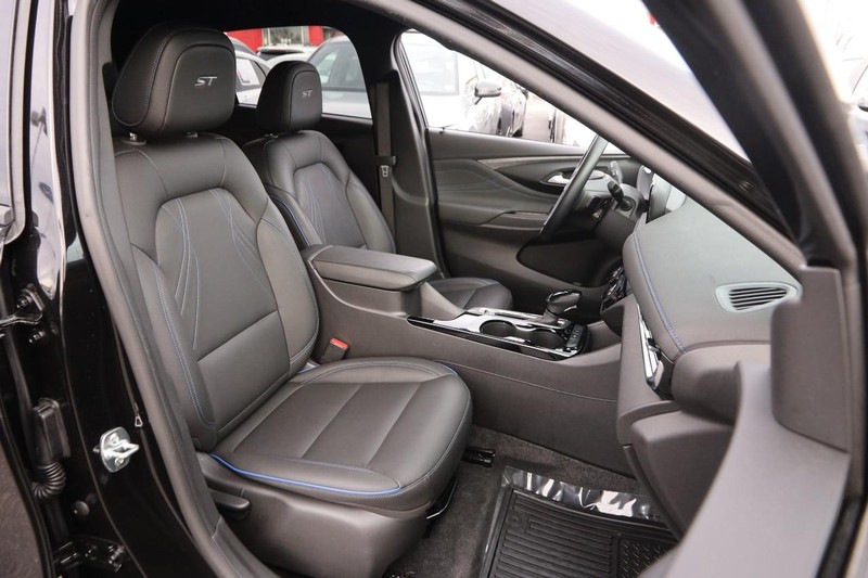 Buick Envista Vehicle Full-screen Gallery Image 24