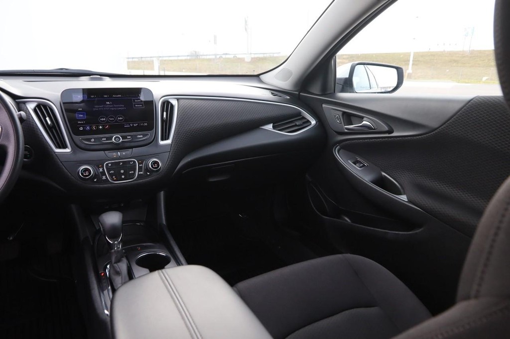 Chevrolet Malibu Vehicle Full-screen Gallery Image 24