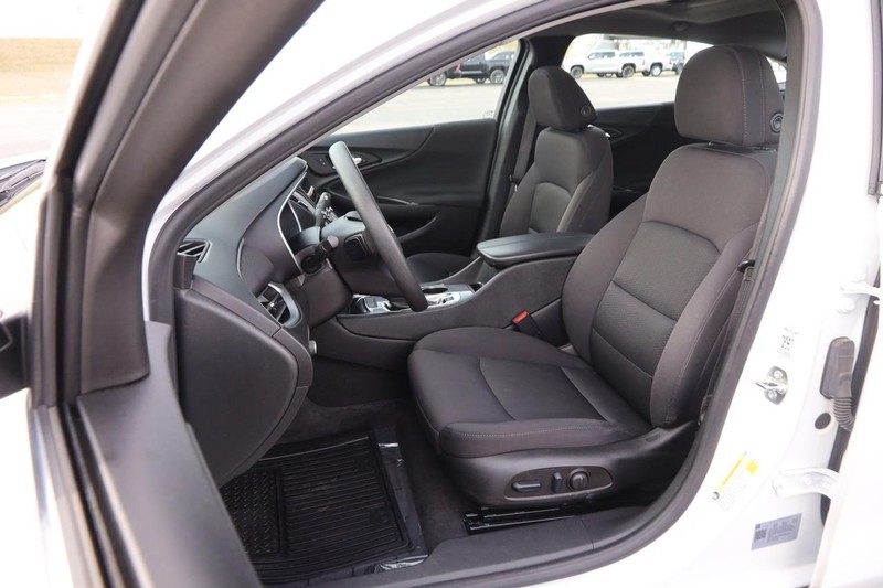 Chevrolet Malibu Vehicle Image 09