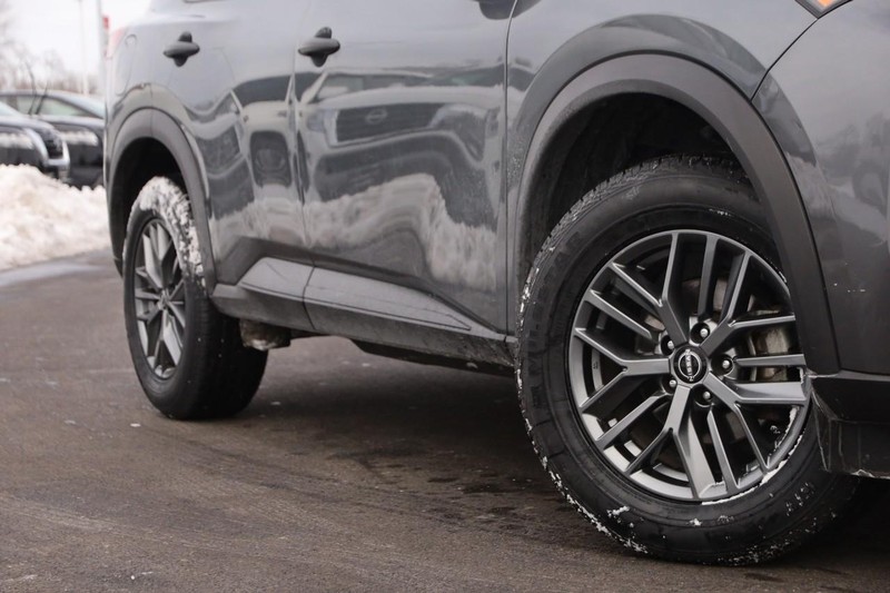 Nissan Rogue Vehicle Image 03