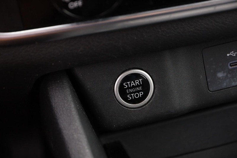 Nissan Rogue Vehicle Image 14