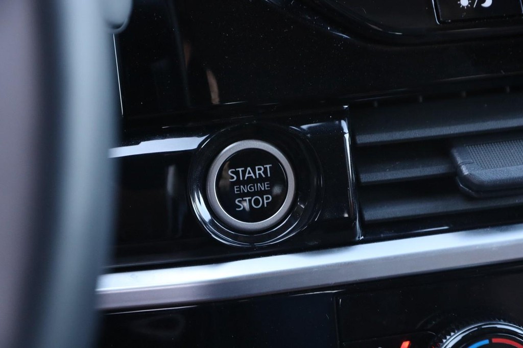 Nissan Pathfinder Vehicle Image 17