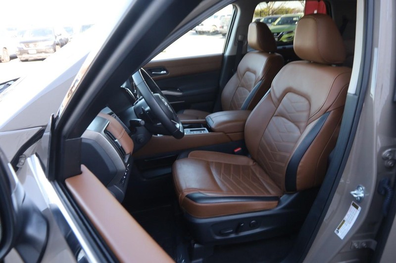 Nissan Pathfinder Vehicle Image 10