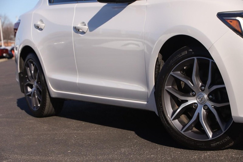 Acura ILX Vehicle Full-screen Gallery Image 3