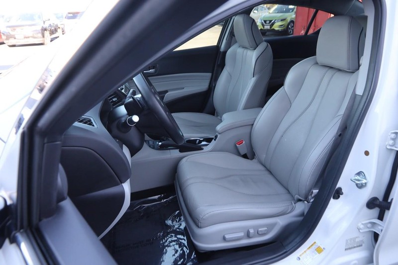 Acura ILX Vehicle Full-screen Gallery Image 9