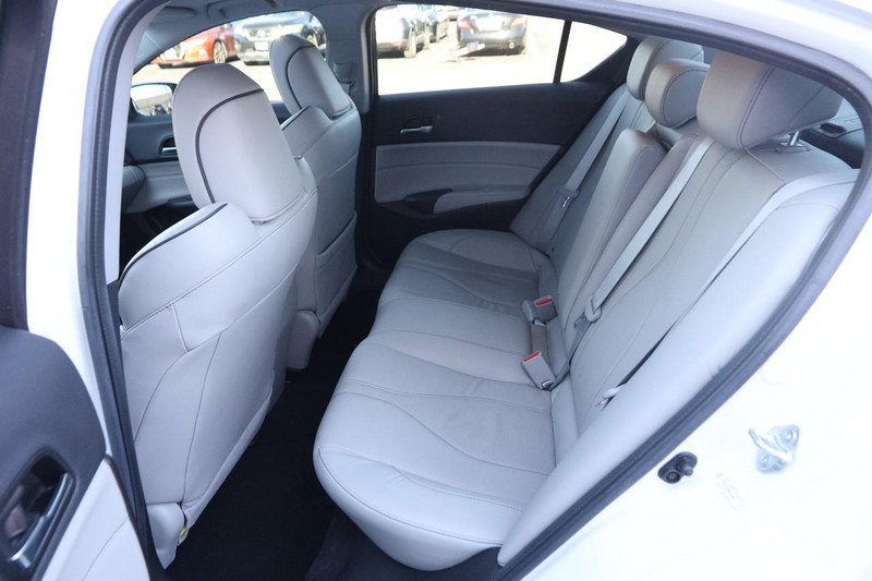 Acura ILX Vehicle Full-screen Gallery Image 10