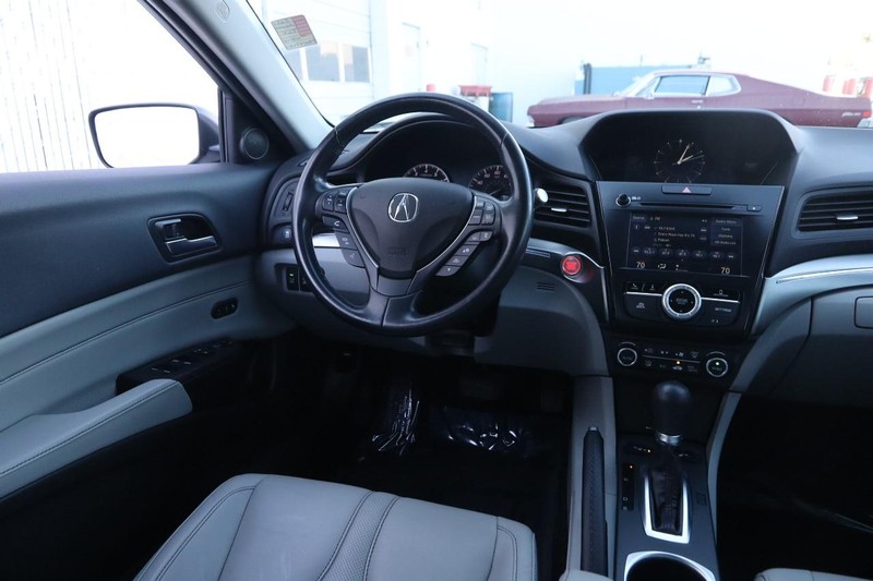 Acura ILX Vehicle Full-screen Gallery Image 23