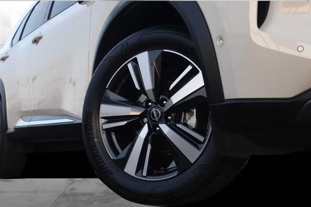 Nissan Rogue Vehicle Image 03