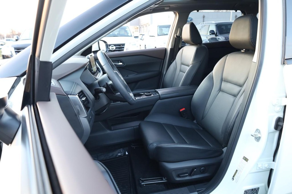 Nissan Rogue Vehicle Image 10