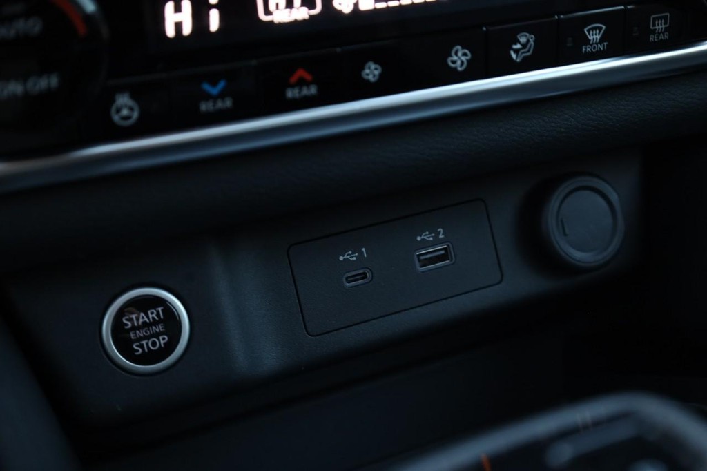 Nissan Rogue Vehicle Image 17