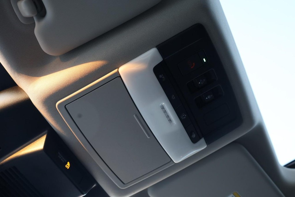 Nissan Rogue Vehicle Image 19