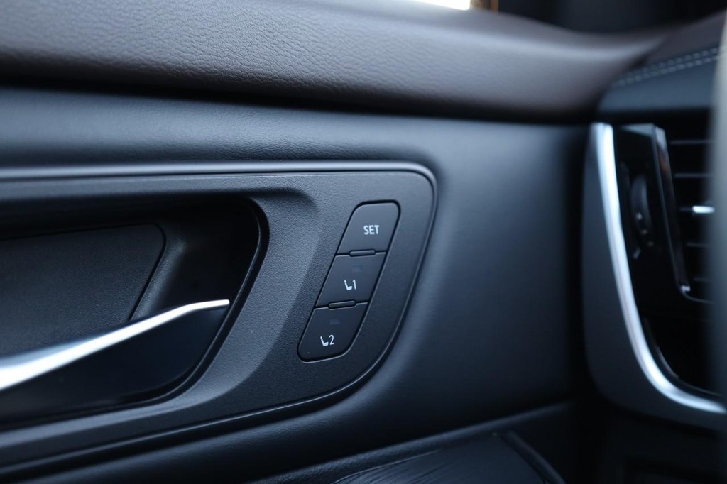 Nissan Rogue Vehicle Image 22