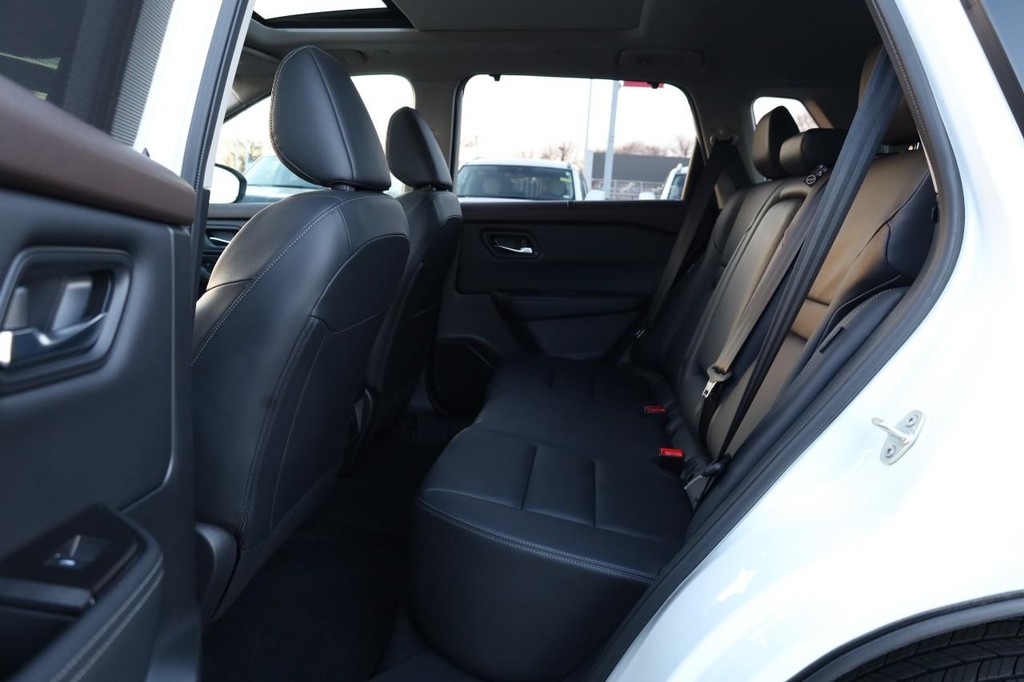 Nissan Rogue Vehicle Image 23