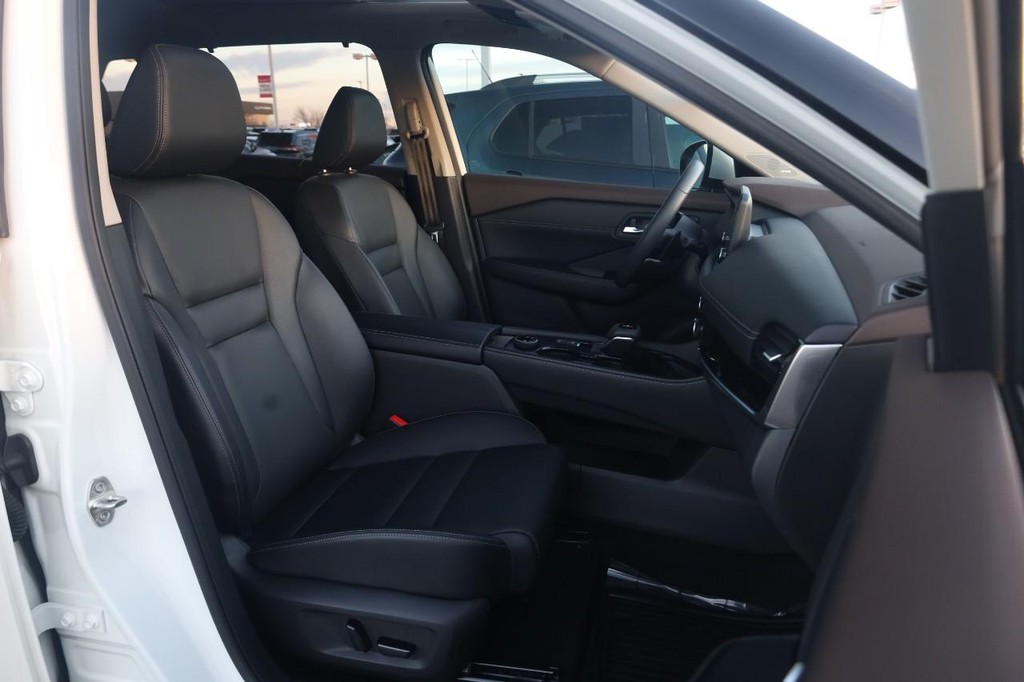 Nissan Rogue Vehicle Image 28