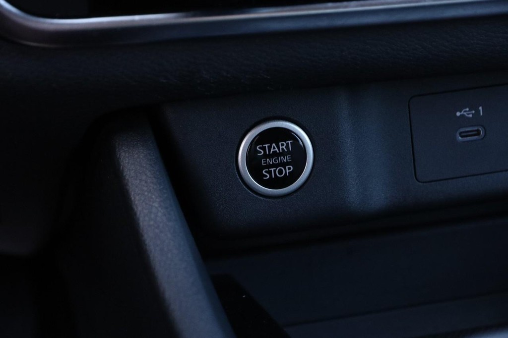 Nissan Rogue Vehicle Image 14