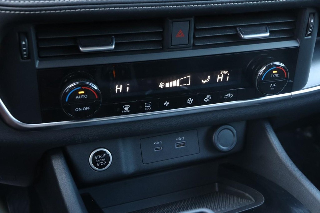 Nissan Rogue Vehicle Image 17