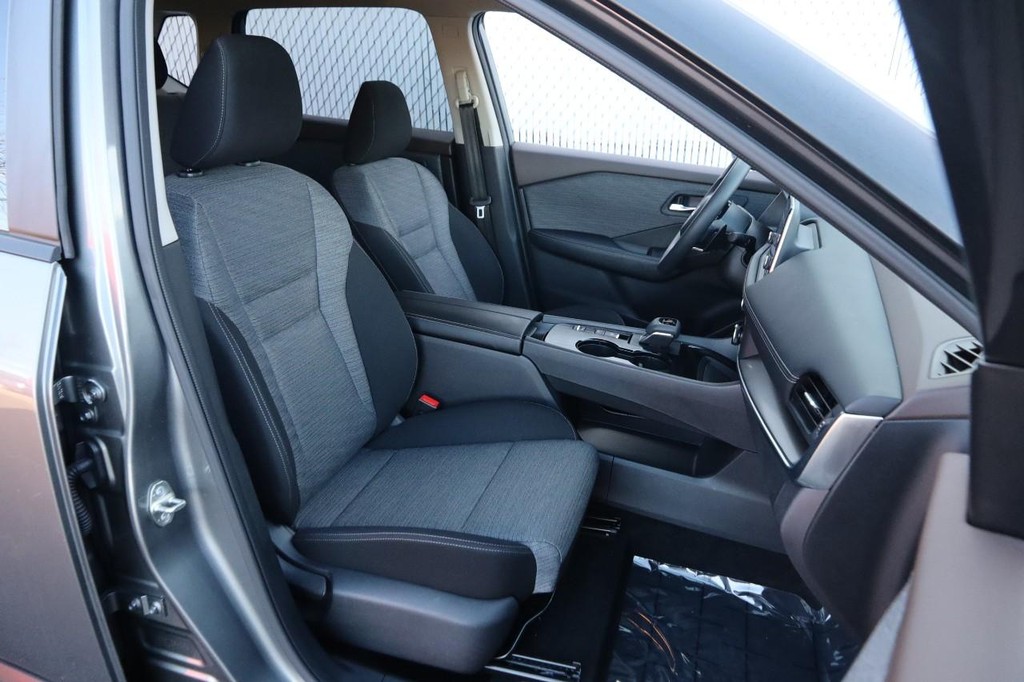 Nissan Rogue Vehicle Image 24