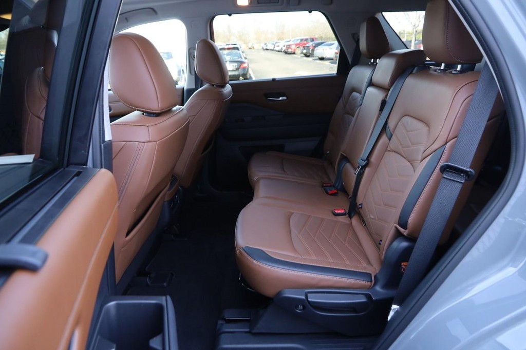 Nissan Pathfinder Vehicle Image 11