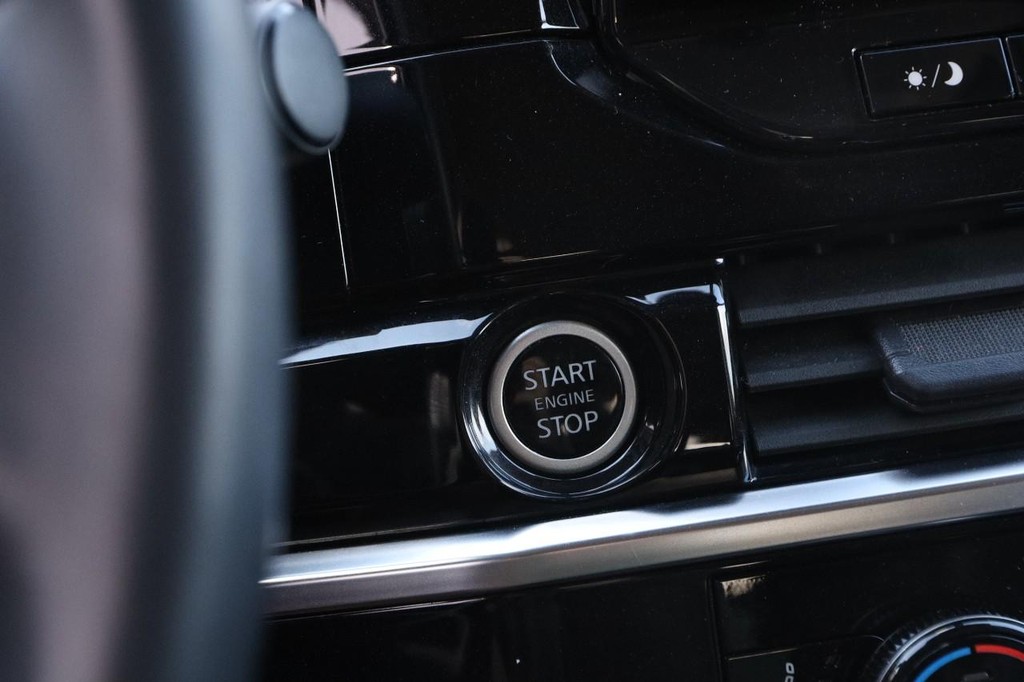 Nissan Pathfinder Vehicle Image 17