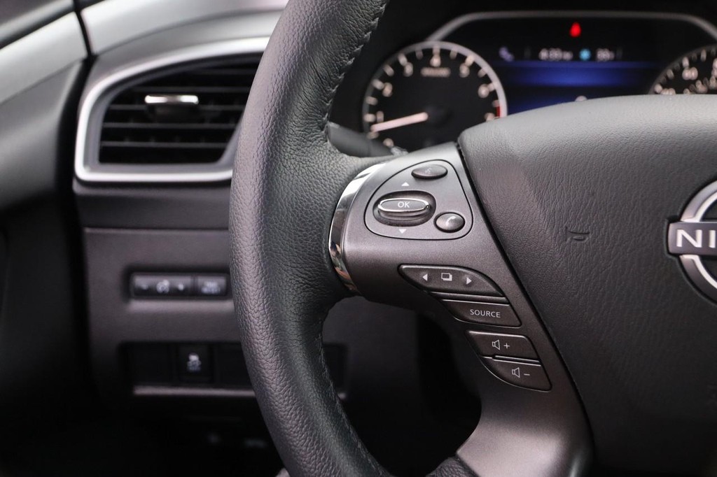 Nissan Murano Vehicle Image 11