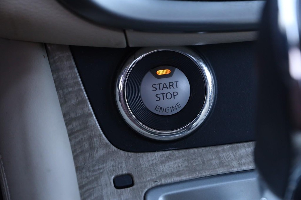 Nissan Murano Vehicle Image 16