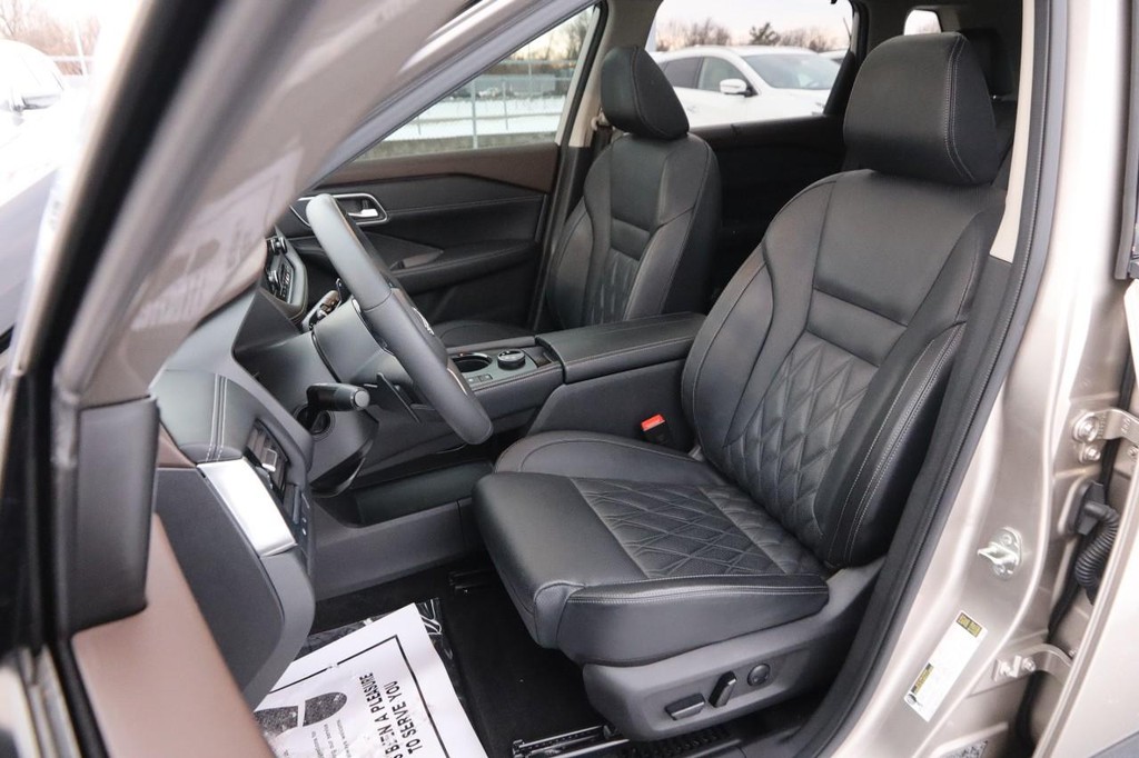 Nissan Rogue Vehicle Image 09