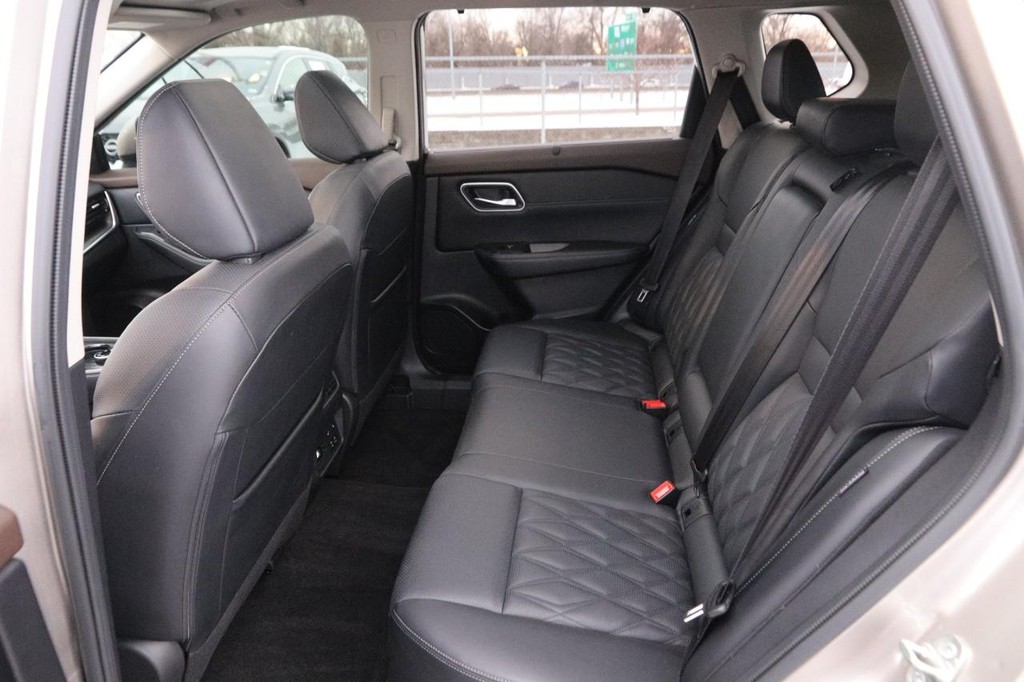 Nissan Rogue Vehicle Image 10