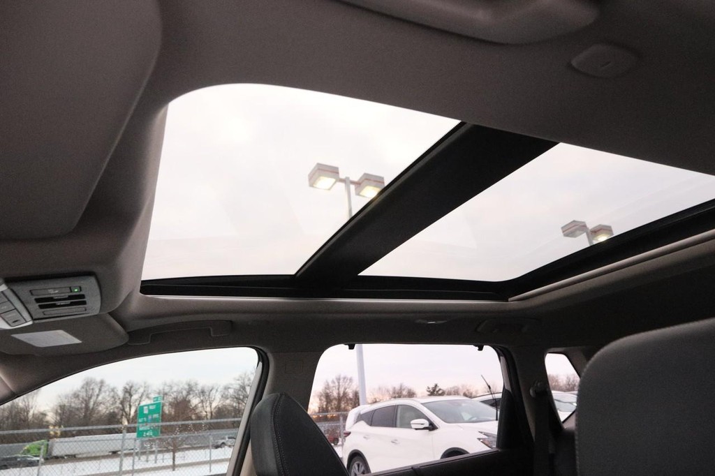 Nissan Rogue Vehicle Image 11