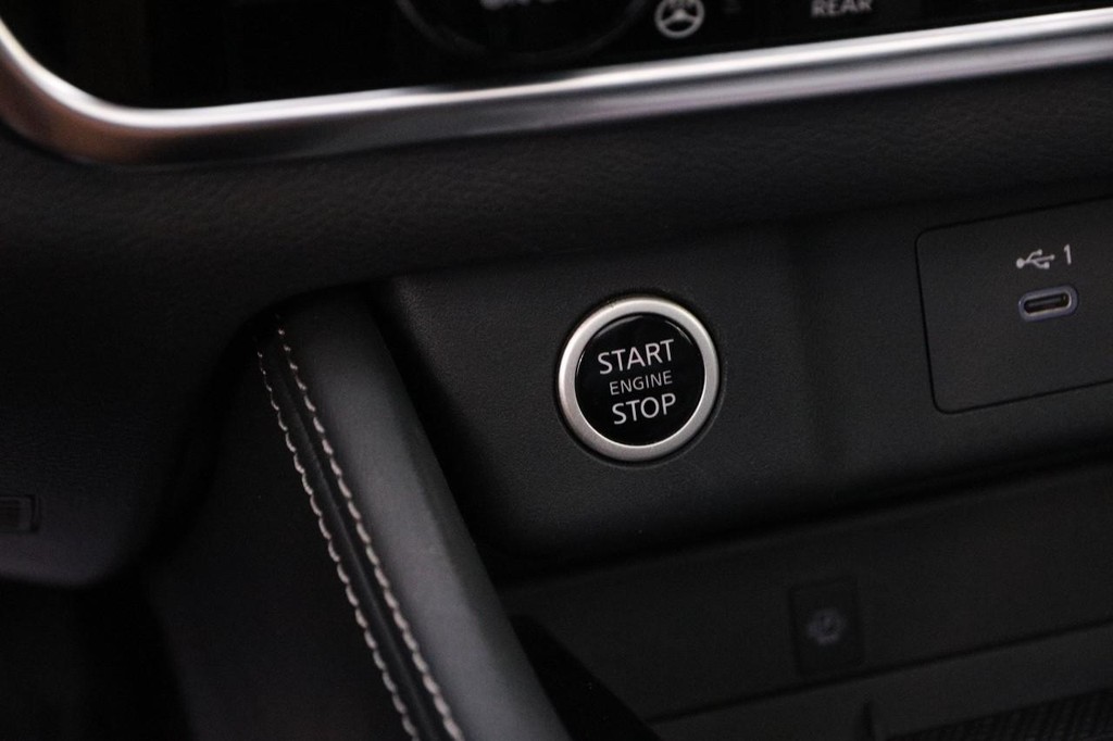 Nissan Rogue Vehicle Image 16