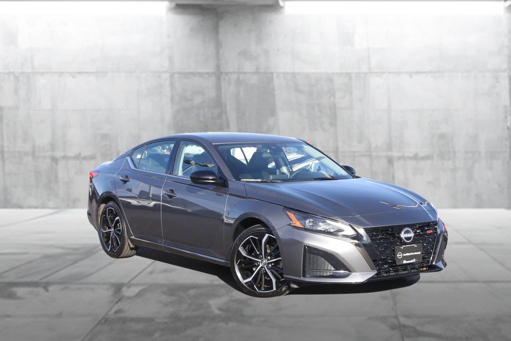 Nissan Altima Vehicle Image 02