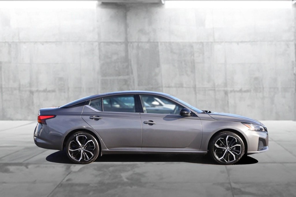 Nissan Altima Vehicle Image 05