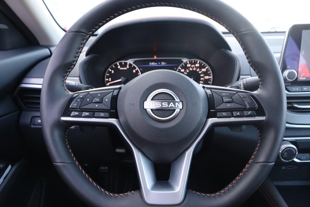 Nissan Altima Vehicle Image 10