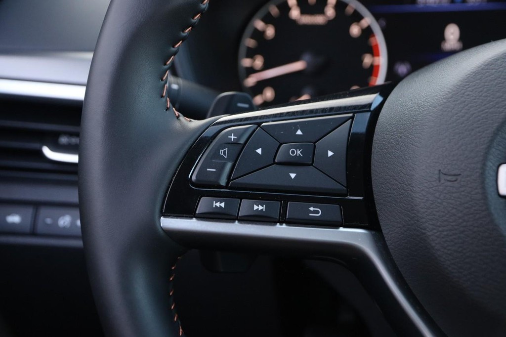 Nissan Altima Vehicle Image 11