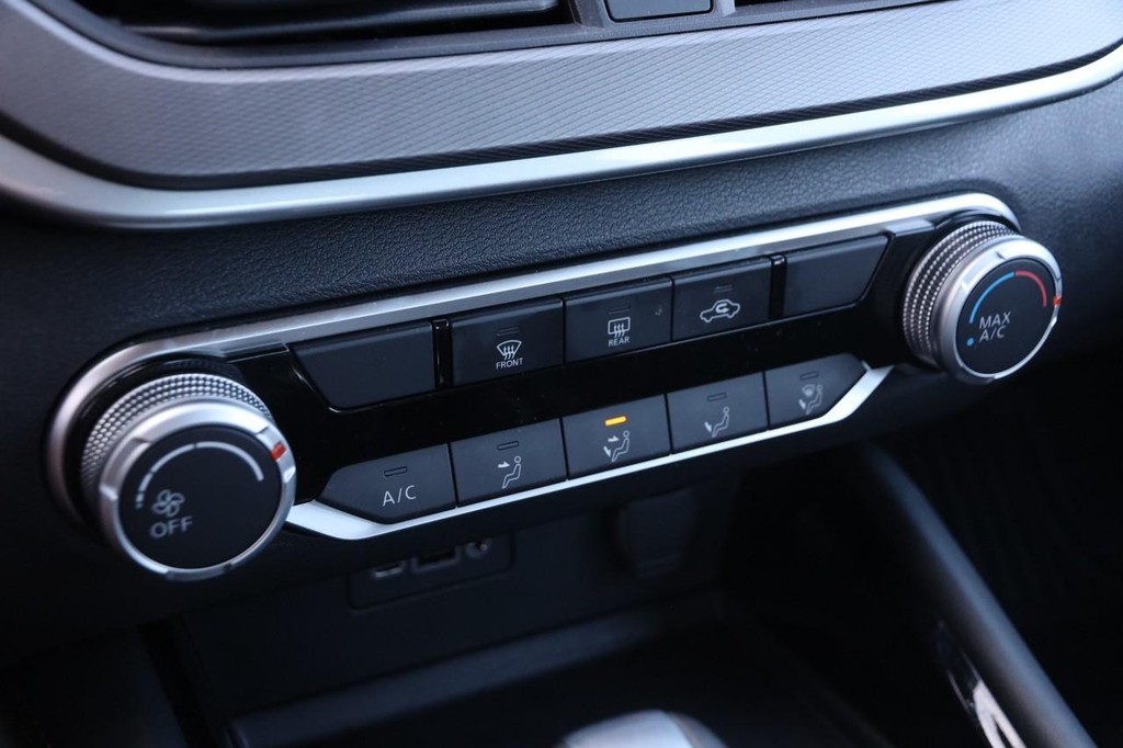 Nissan Altima Vehicle Image 16