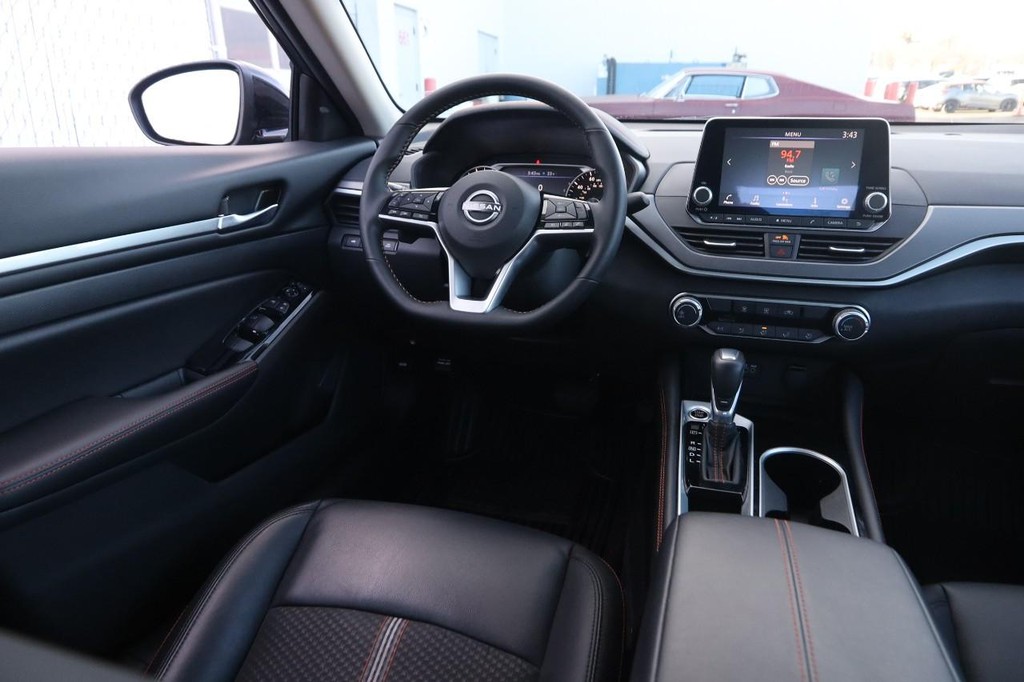 Nissan Altima Vehicle Image 20