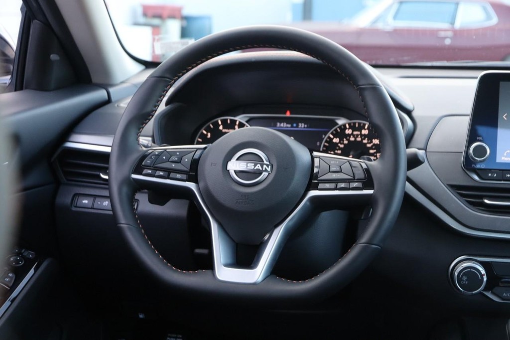 Nissan Altima Vehicle Image 21