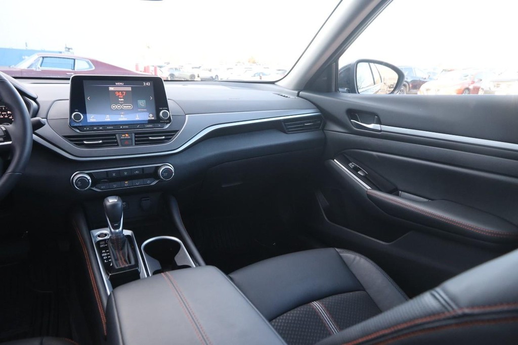 Nissan Altima Vehicle Image 23