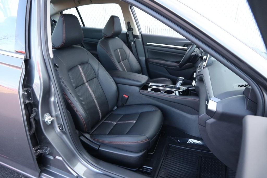 Nissan Altima Vehicle Image 24