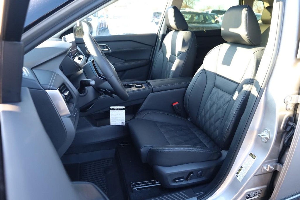 Nissan Rogue Vehicle Image 10