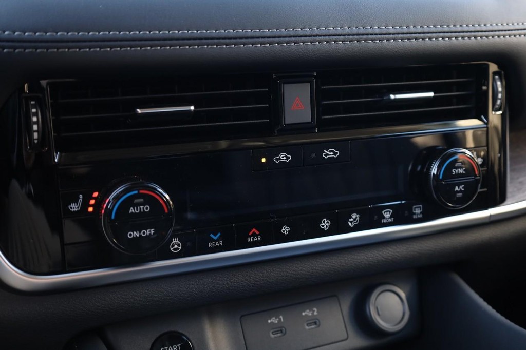 Nissan Rogue Vehicle Image 16