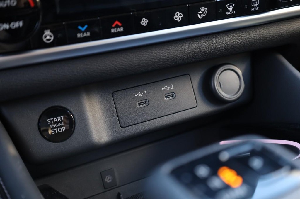 Nissan Rogue Vehicle Image 17