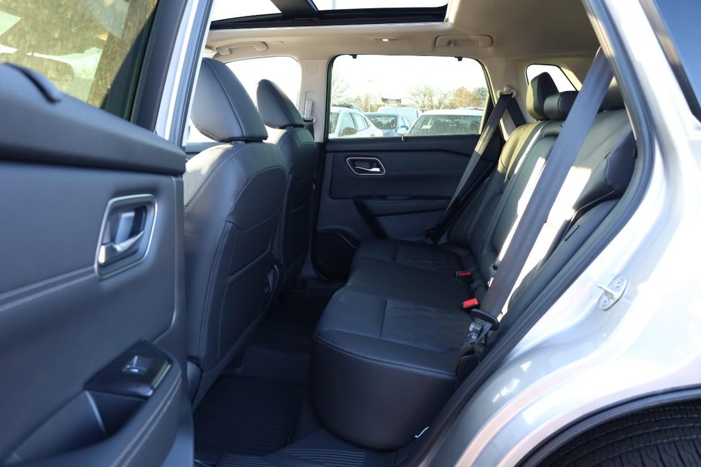 Nissan Rogue Vehicle Image 24