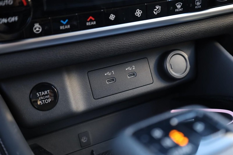 Nissan Rogue Vehicle Image 17