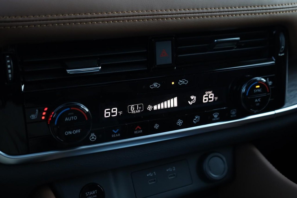 Nissan Rogue Vehicle Image 16