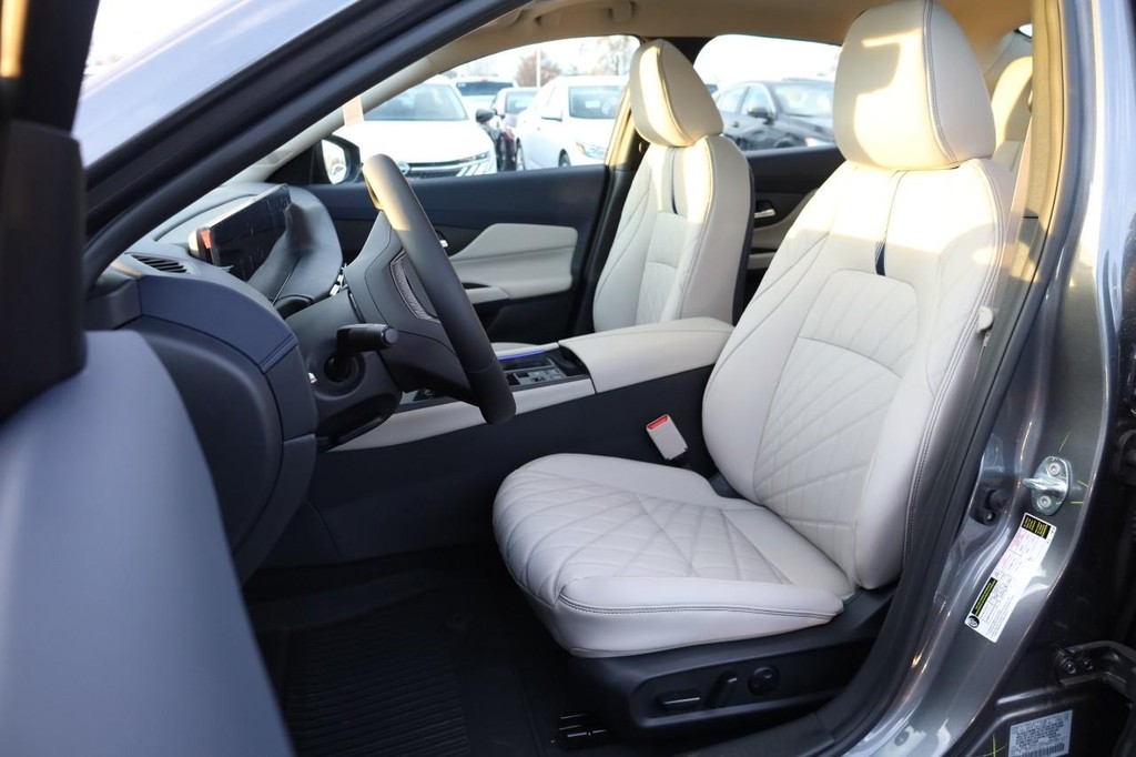 Nissan Sentra Vehicle Image 09